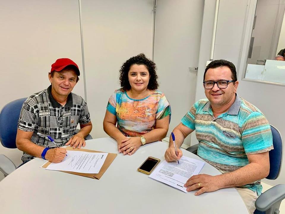Vereador Lico de Doro acompanha prefeito em assinatura de contrato do Plano Diretor
