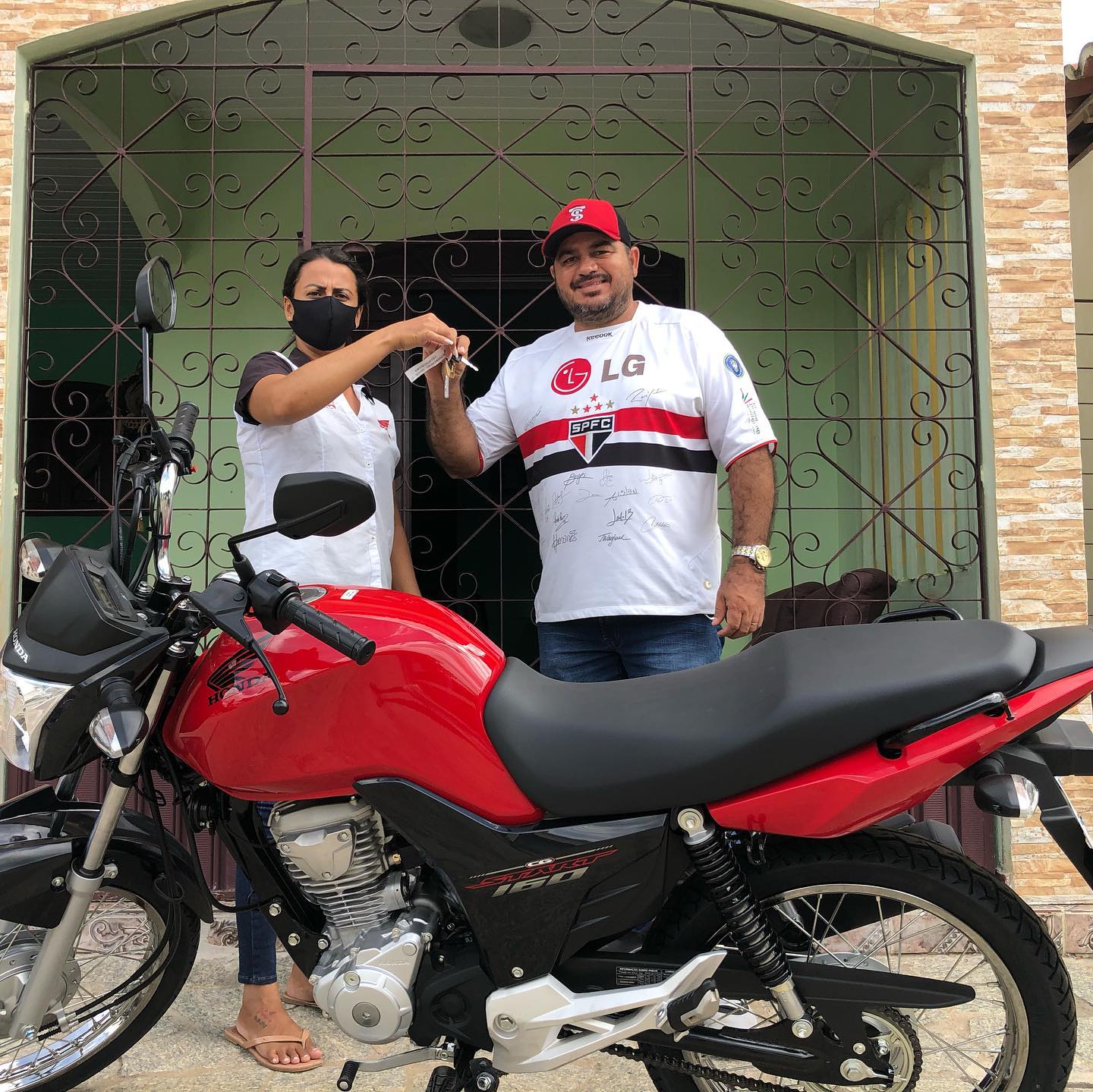 Presidente Sérgio Carvalho faz aquisição de uma moto 0Km para a Câmara Municipal